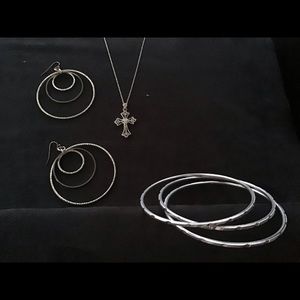 NECKLACE, BRACELETS & EARRINGS